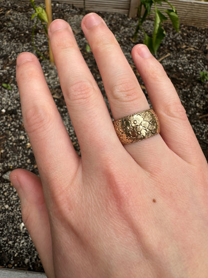 Vintage 9ct rosy yellow gold floral cigar band, 10.5mm wide