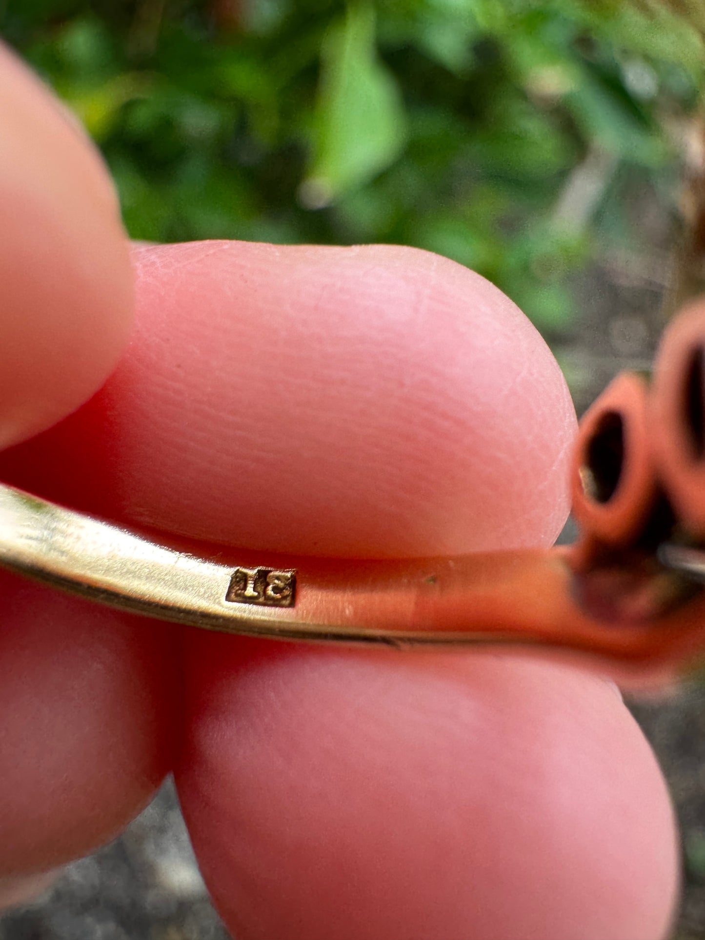 Antique Australian 18ct yellow gold three stone 0.46ct TCW garnet crossover ring