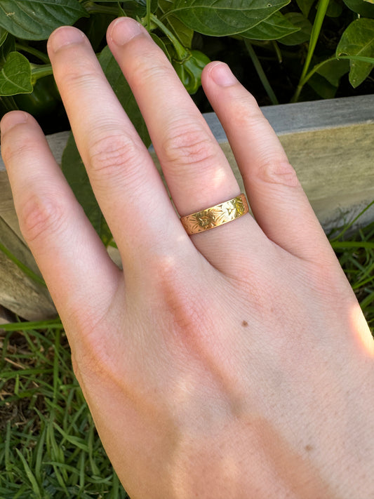 Vintage 22ct yellow gold floral engraved band, size L/5.75