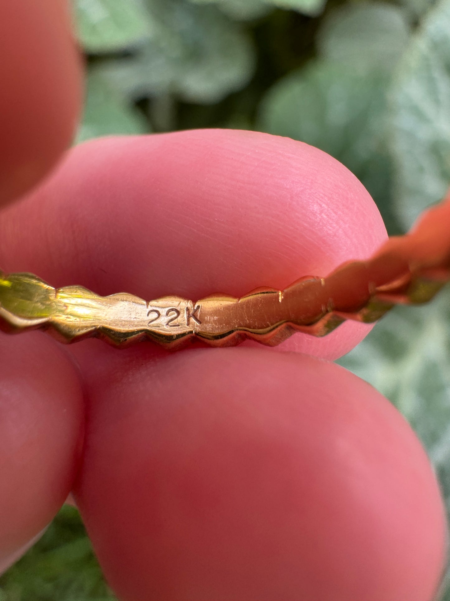 Vintage 18ct yellow gold scalloped band, 2mm wide