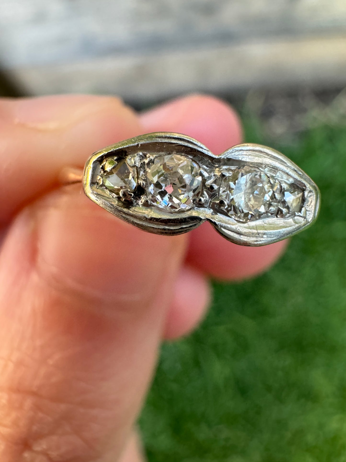 Vintage 18ct yellow gold and platinum scalloped old cut and rose cut diamond ring