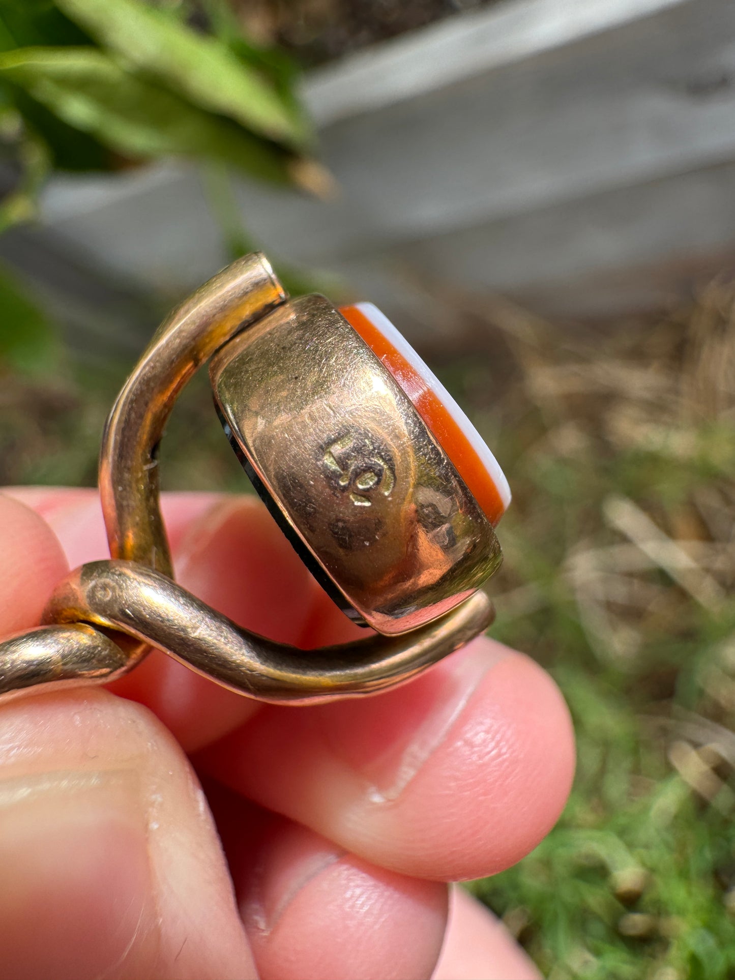 Antique 10ct rosy yellow gold bloodstone and sardonyx spinner pendant