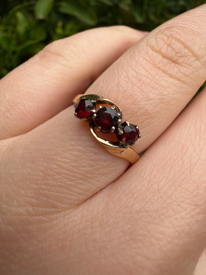 Antique Australian 18ct yellow gold three stone 0.46ct TCW garnet crossover ring