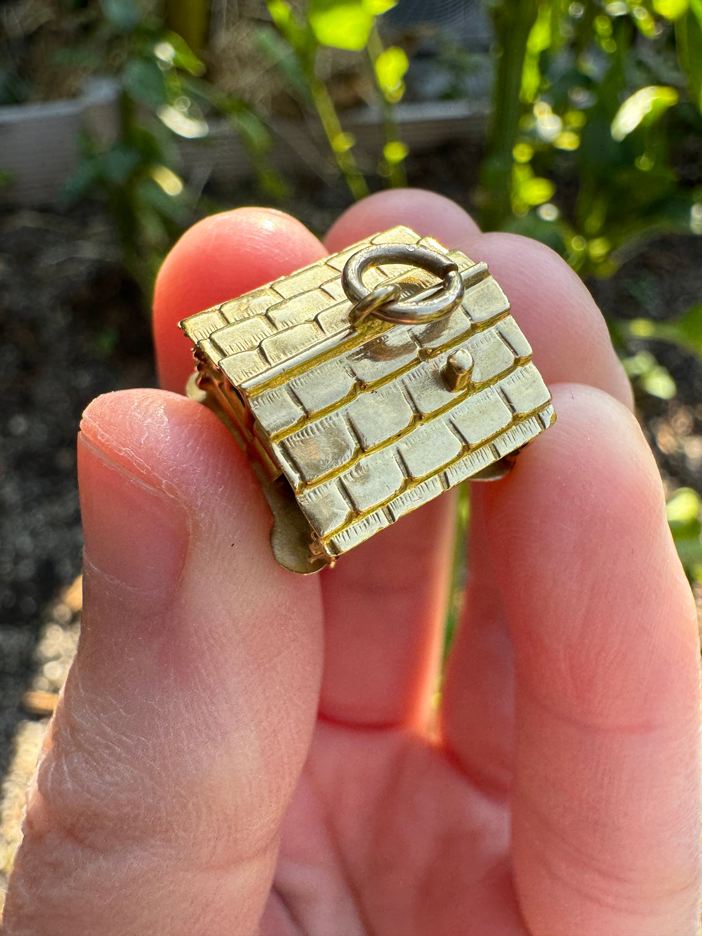 Vintage 18ct yellow gold opening log cabin charm