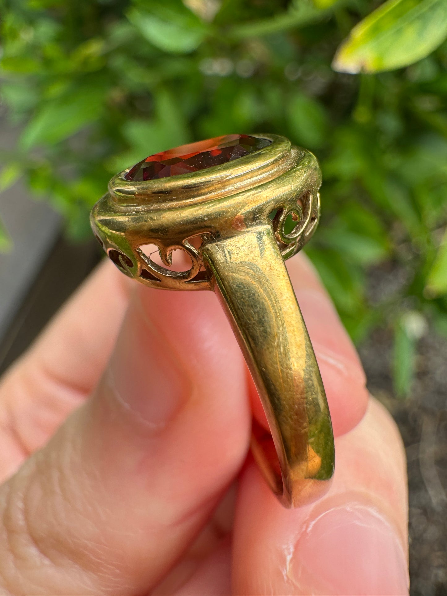 Vintage 9ct yellow gold 2.2ct garnet bezel set ring