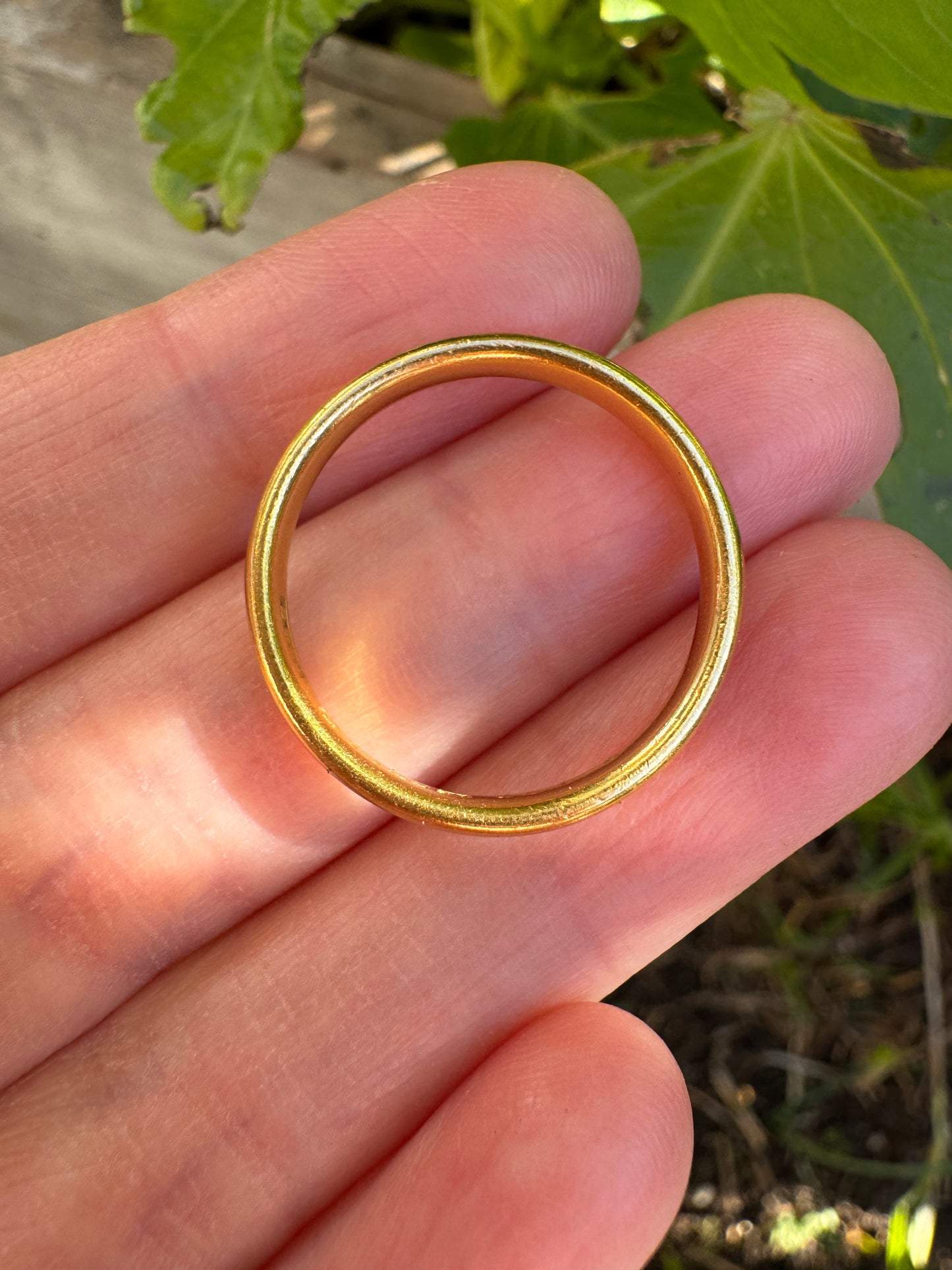 Antique English 22ct yellow gold band, 3mm wide