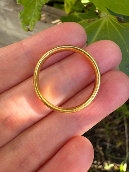 Antique English 22ct yellow gold band, 3mm wide