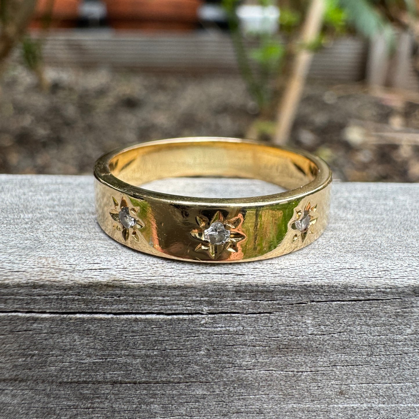 Vintage 18ct yellow gold three stone 0.1ct TCW round brilliant cut diamond starset gypsy ring