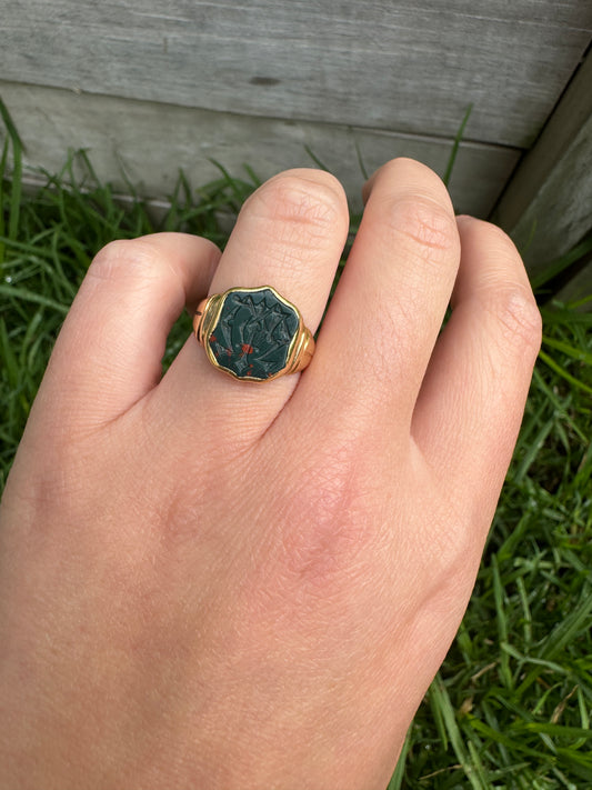 Antique Victorian 18ct yellow gold bloodstone intaglio signet ring