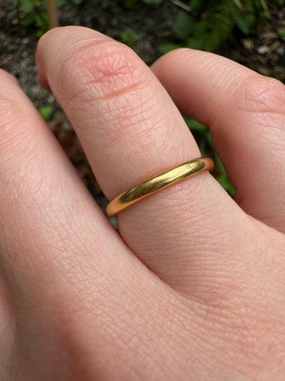 Vintage 22ct yellow gold band, 2mm wide (K.5/5.5)