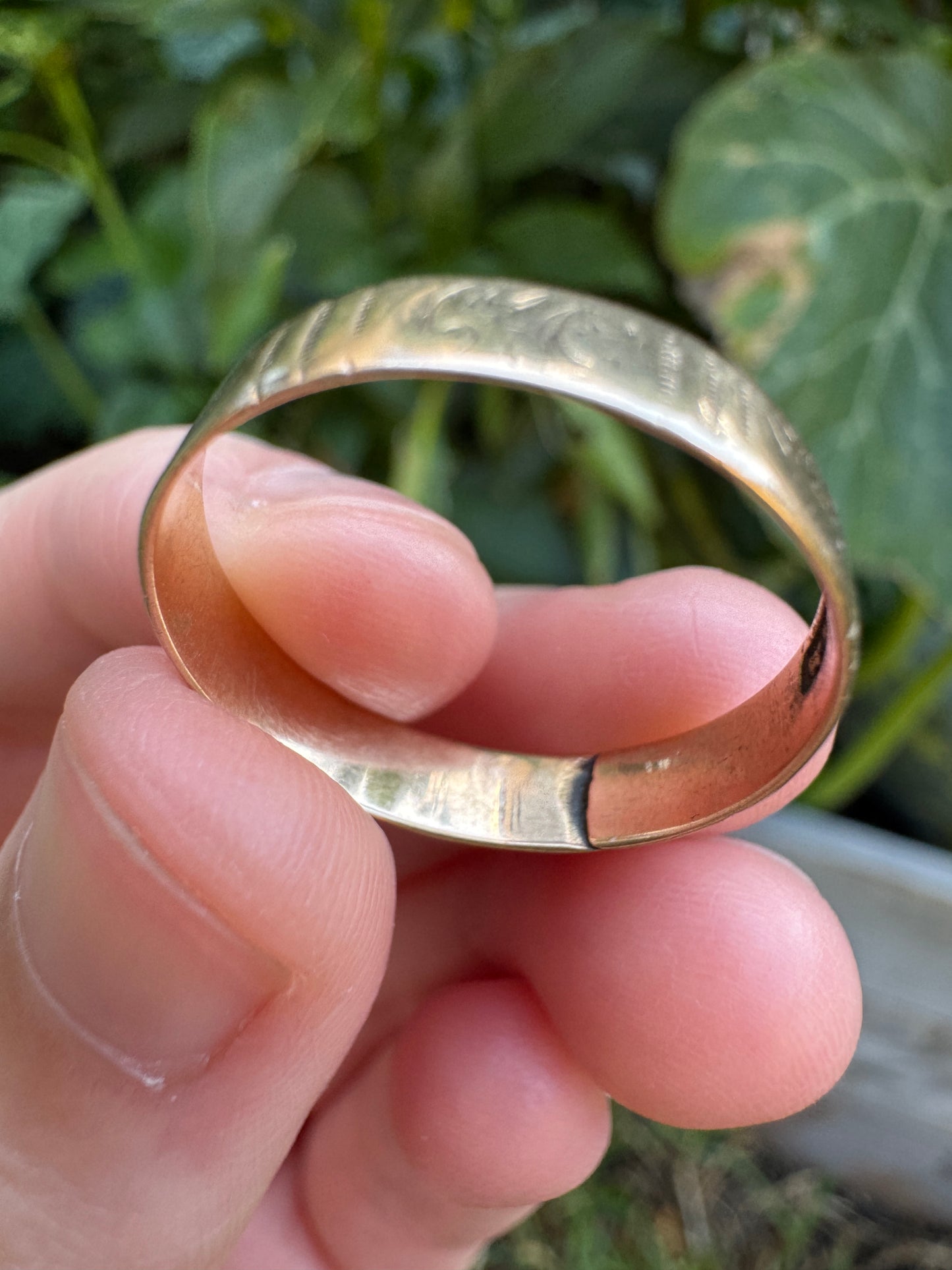 Antique Australian 12ct rosy yellow gold foliate pattern engraved band