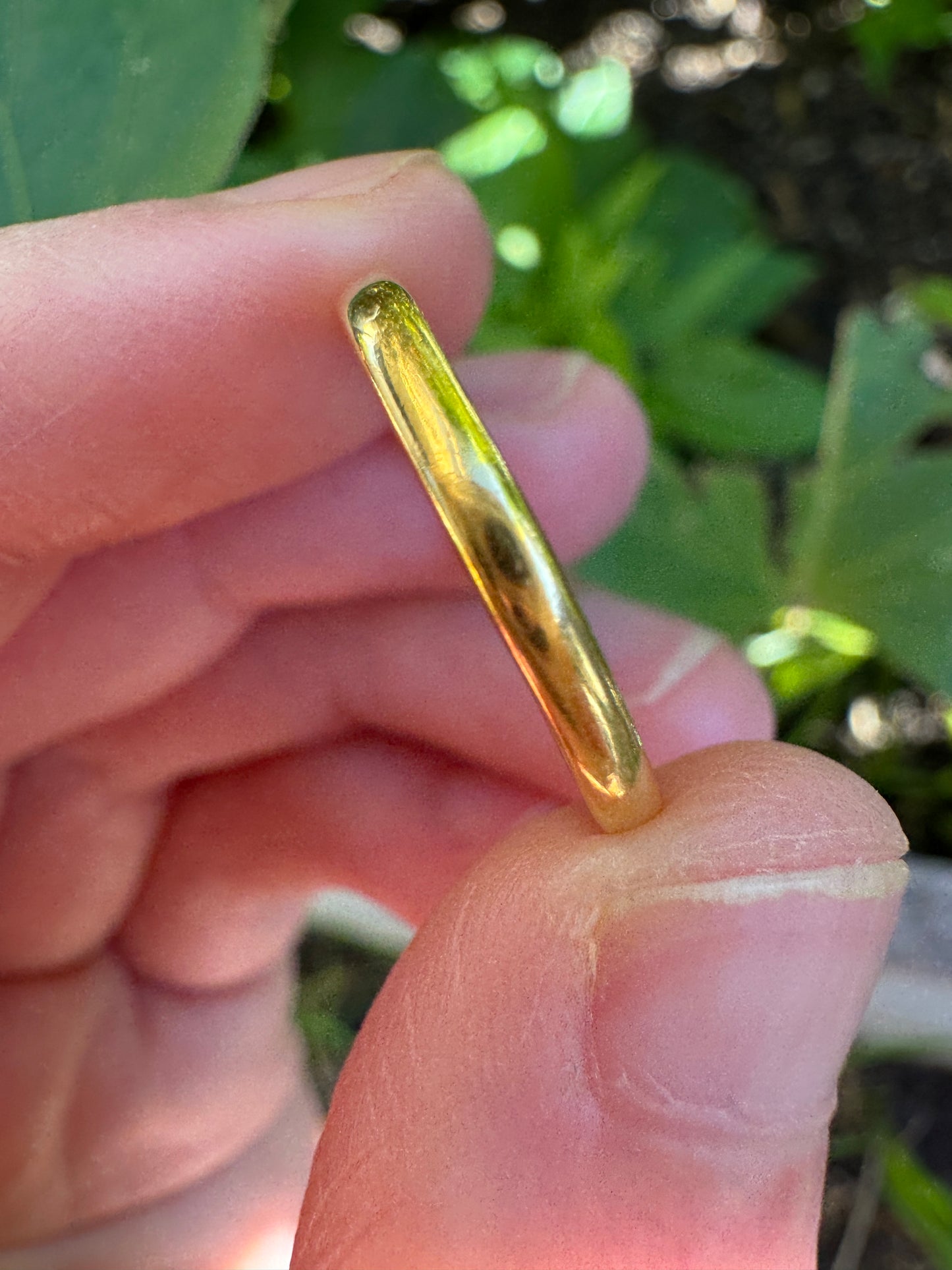 Vintage English 22ct yellow gold band, 2.1mm wide