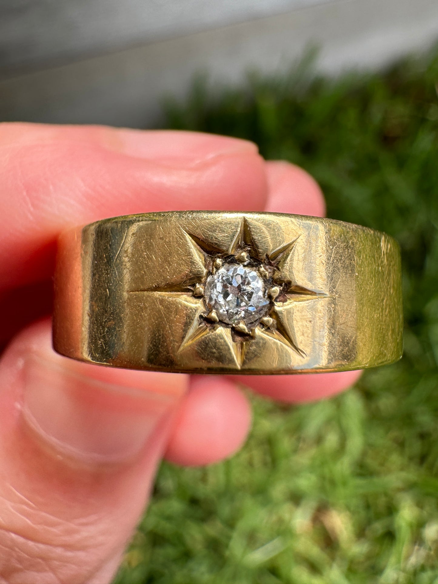 Antique 18ct yellow gold 0.13ct old mine cut diamond cigar band