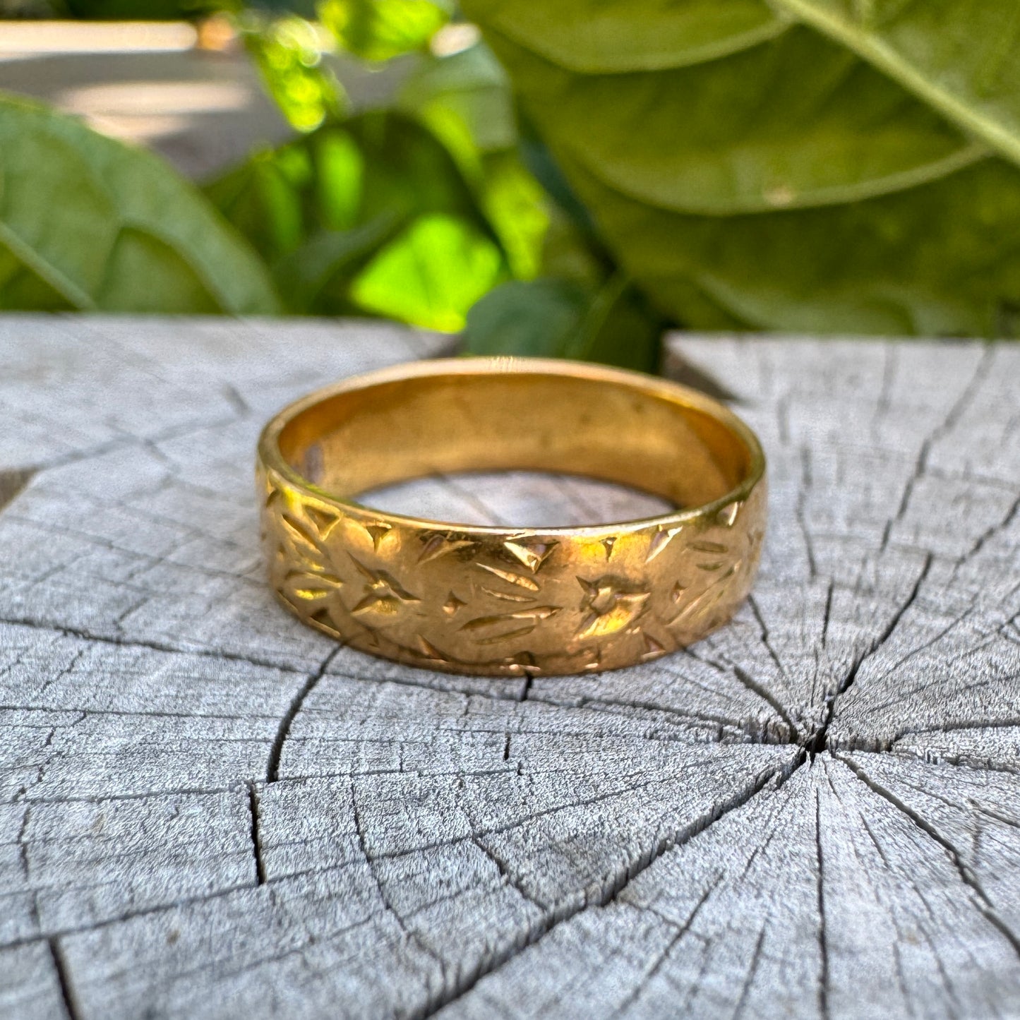 Vintage 22ct yellow gold floral engraved band, size L/5.75