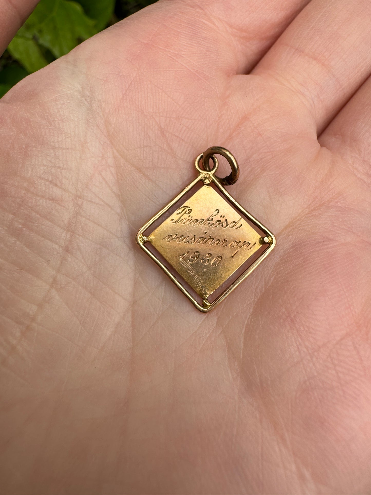 Vintage 14ct yellow gold and enamel bluebird pendant