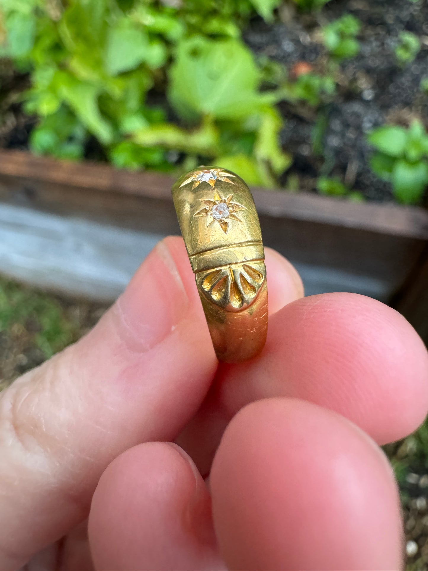 Antique 18ct yellow gold three stone old mine cut diamond starset gypsy ring