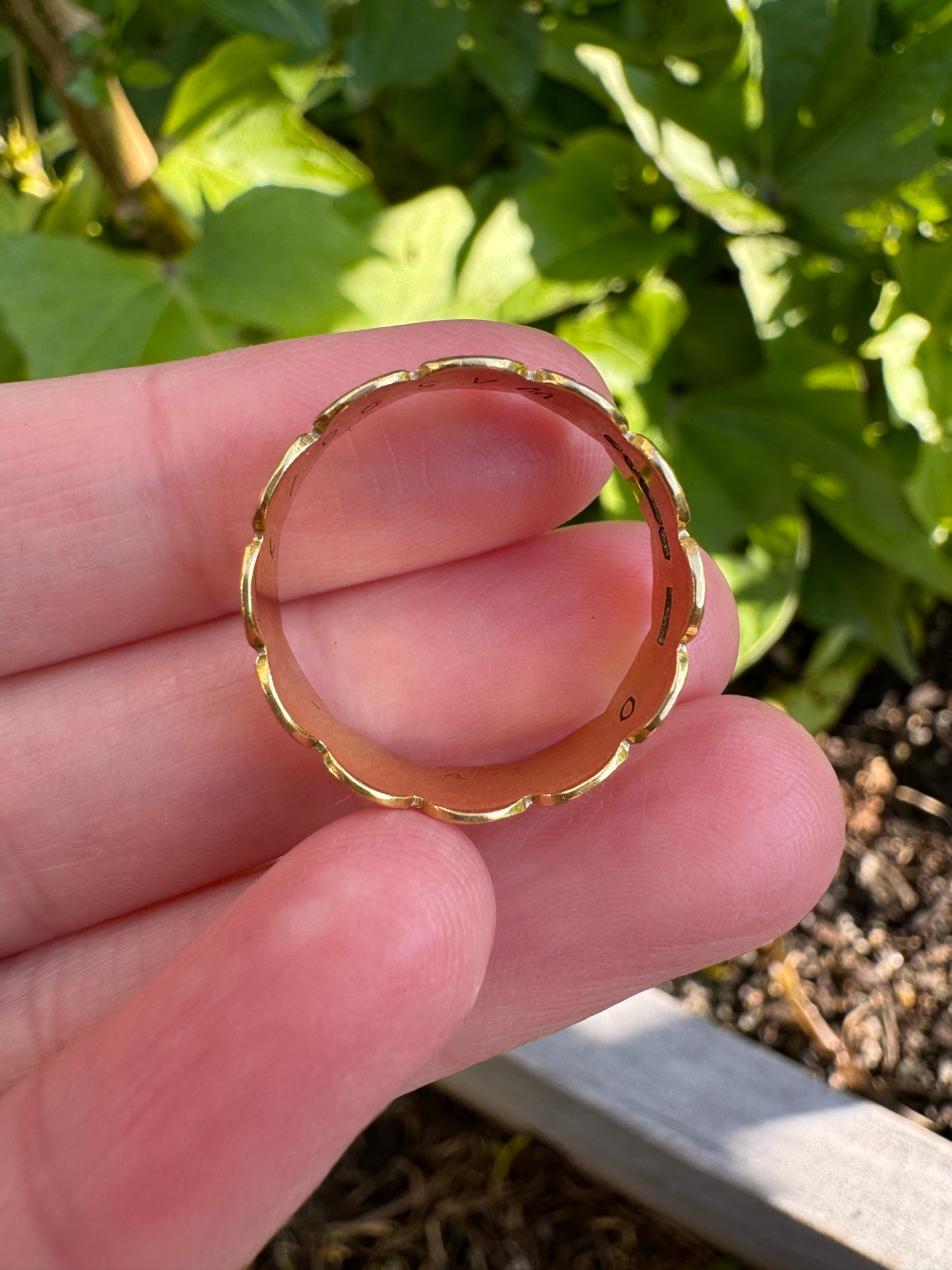 Vintage 18ct yellow gold scalloped star patterned band