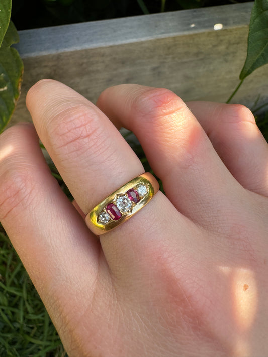 Vintage 18ct yellow gold 0.25ct TCW old mine cut diamond and ruby gypsy ring