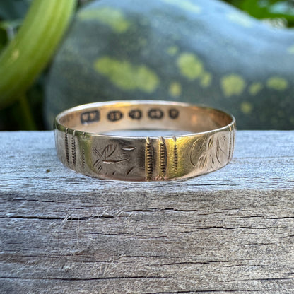 Antique Australian 12ct rosy yellow gold foliate pattern engraved band