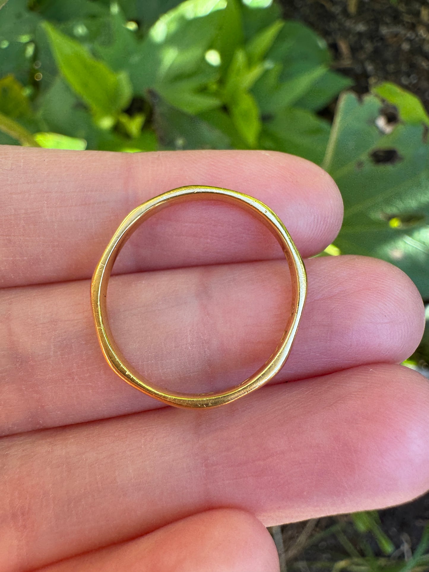 Vintage English 22ct yellow gold band, 2.1mm wide