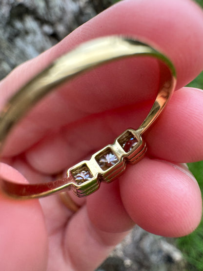 Vintage 18ct yellow gold three stone 0.6ct TCW old mine cut diamond bezel set ring