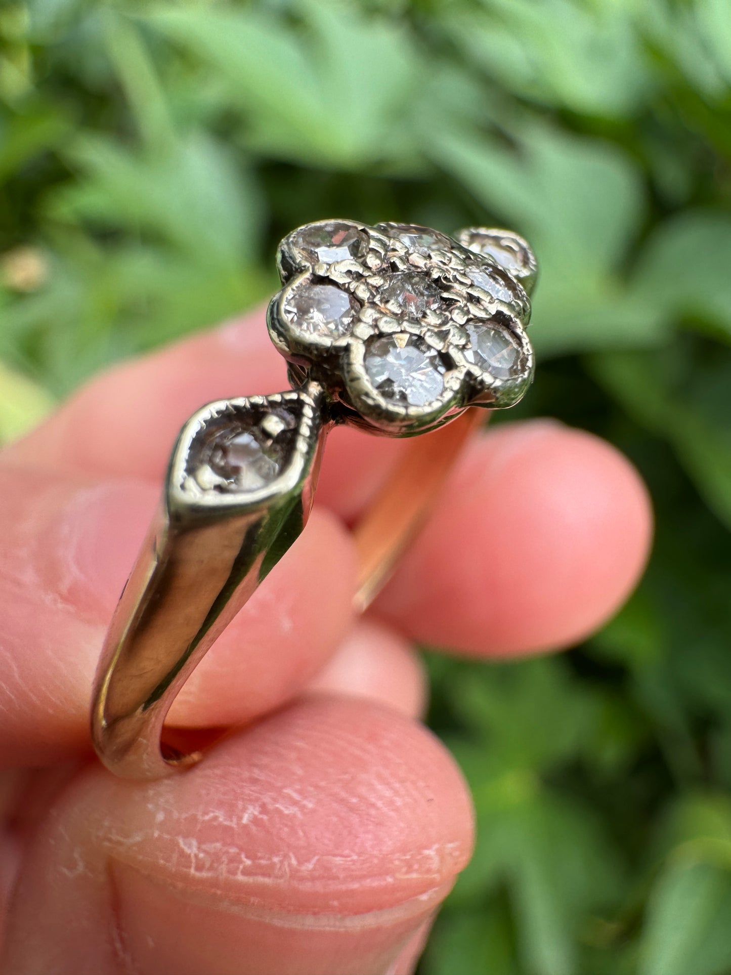 Vintage 18ct yellow gold single cut diamond daisy ring