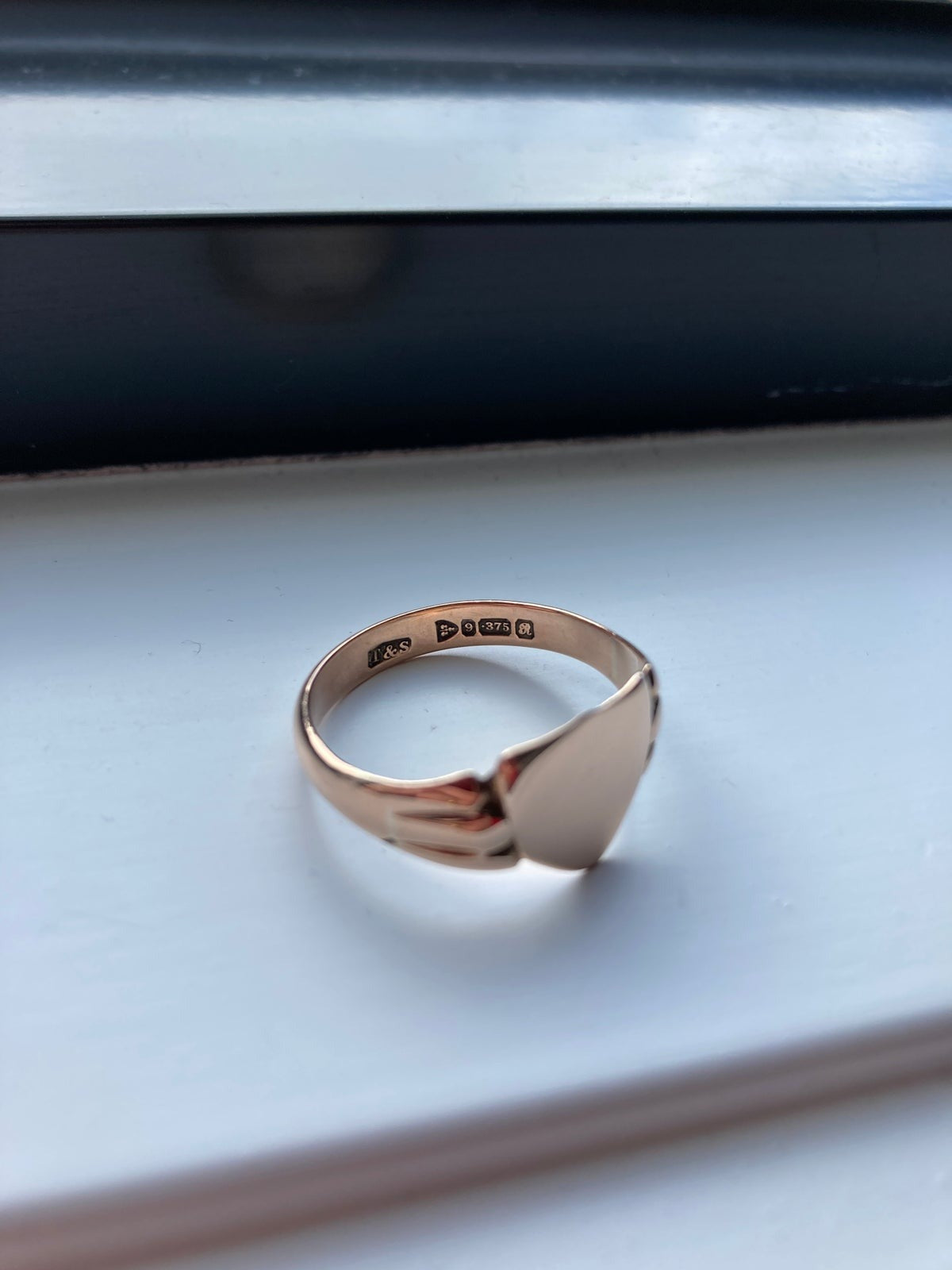 Antique 9ct rose gold shield signet ring