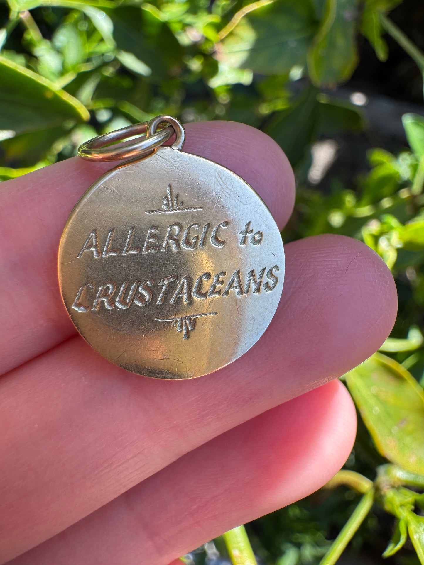 Vintage 9ct yellow gold 'allergic to crustaceans' disc pendant