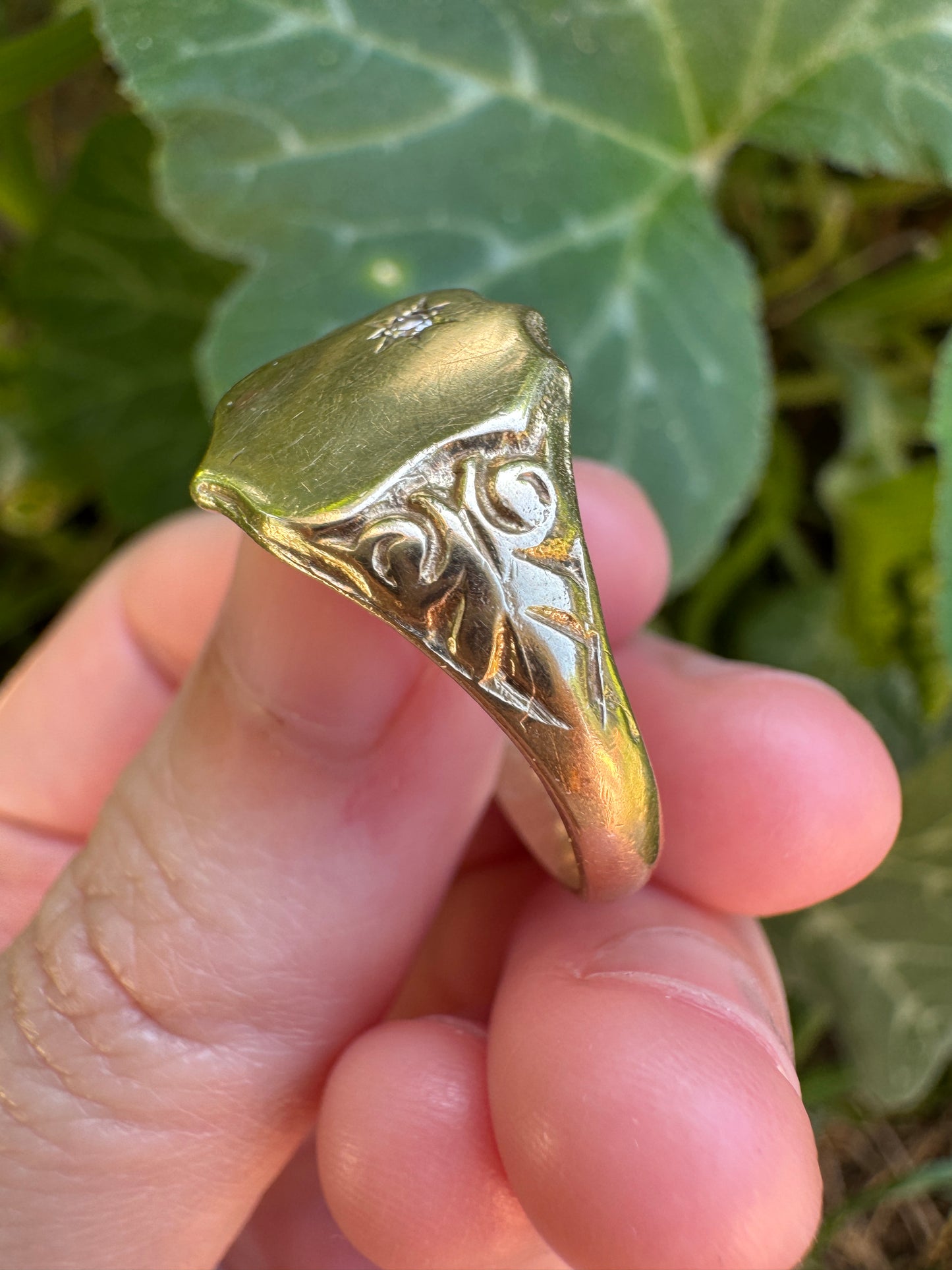 Vintage 9ct yellow gold round brilliant cut starset diamond shield signet ring