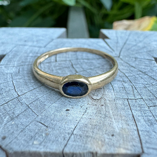 Vintage 9ct yellow gold sapphire solitaire ring