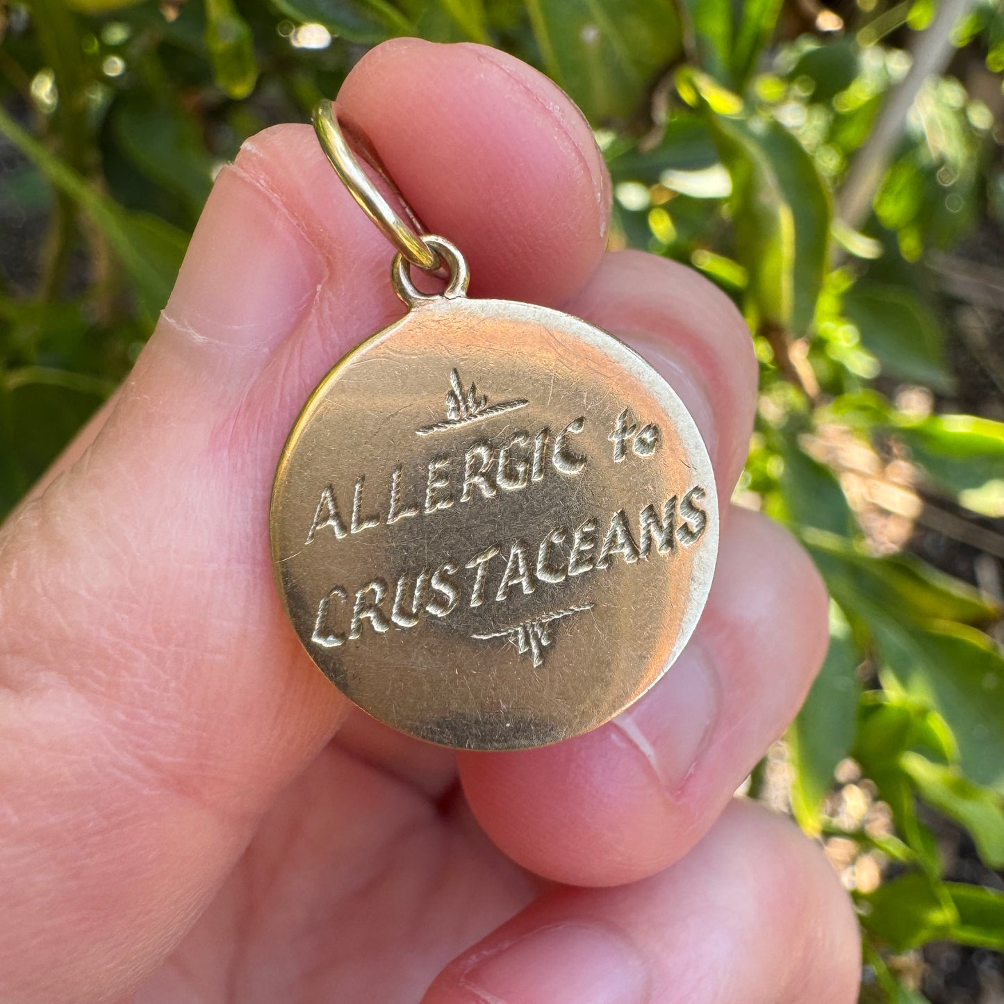 Vintage 9ct yellow gold 'allergic to crustaceans' disc pendant