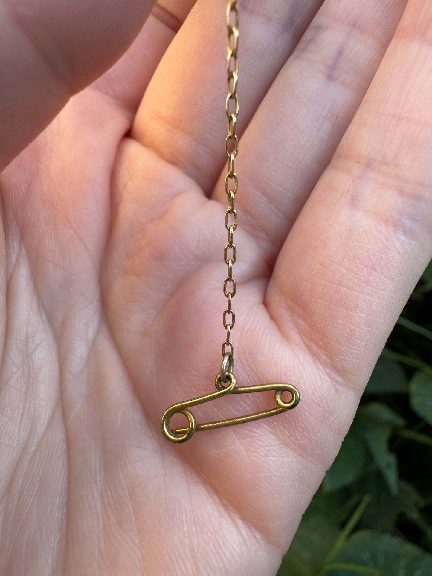 Vintage Art Deco 15ct yellow gold and platinum diamond bow bar brooch/chain extender with safety chain