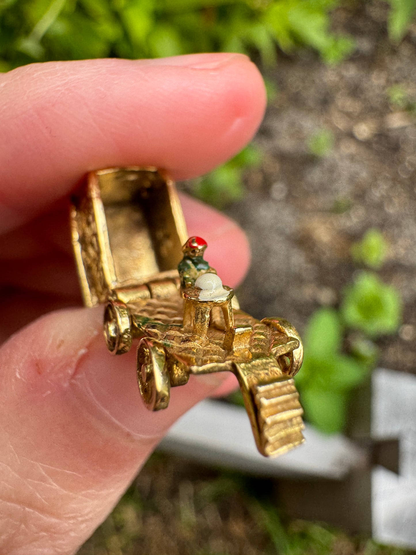 Vintage 9ct yellow gold opening caravan charm