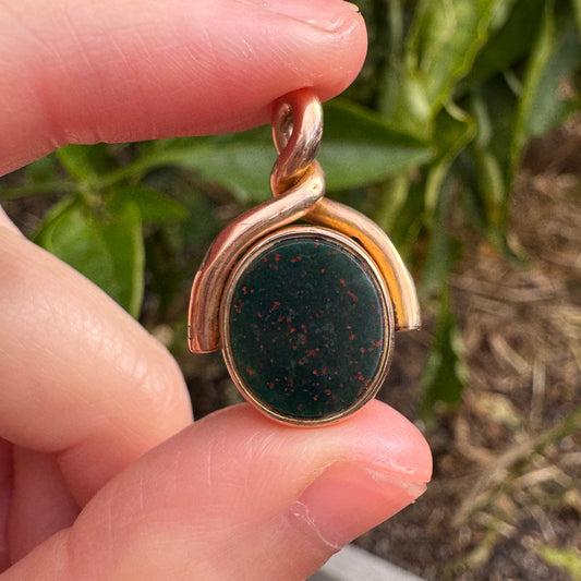 Antique 10ct rosy yellow gold bloodstone and sardonyx spinner pendant
