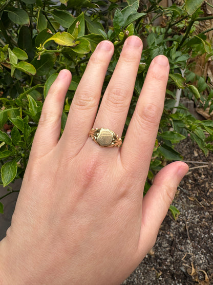 Antique Canadian 14ct yellow gold shield signet ring
