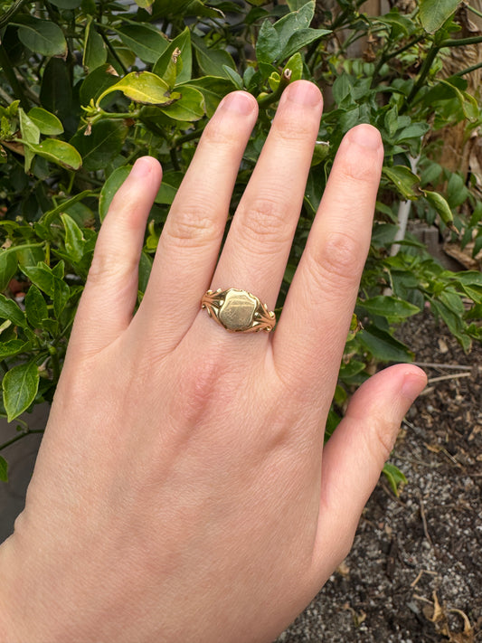 Antique Canadian 14ct yellow gold shield signet ring
