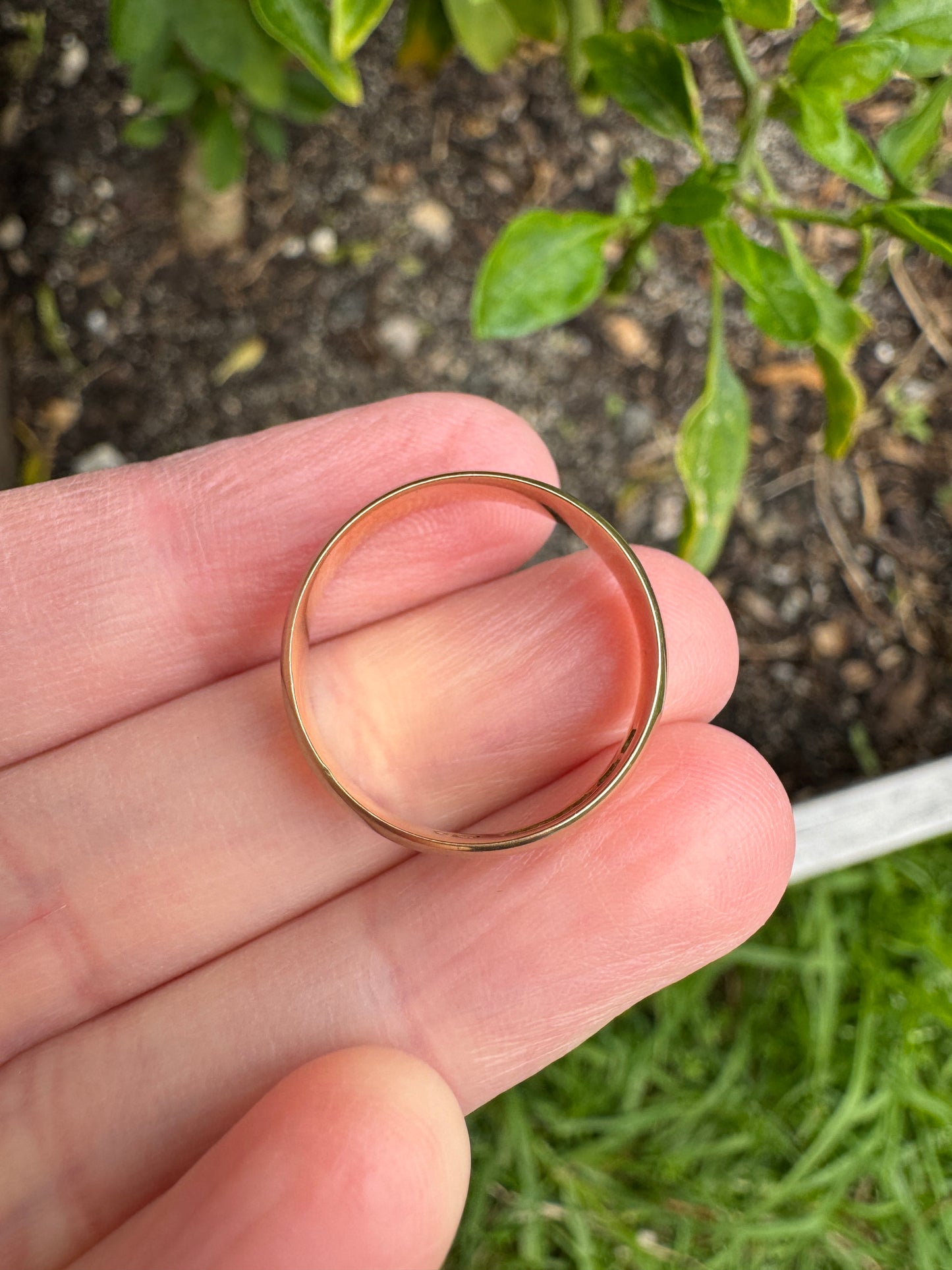 Antique Victorian 15ct yellow gold band, 4.7mm wide