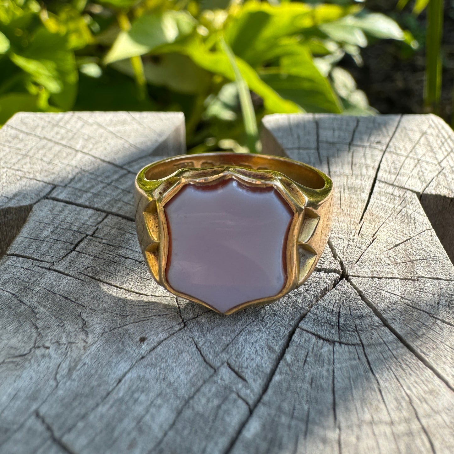 Antique 18ct yellow gold sardonyx shield signet ring