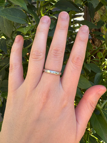 Vintage platinum three stone round brilliant cut diamond gypsy ring