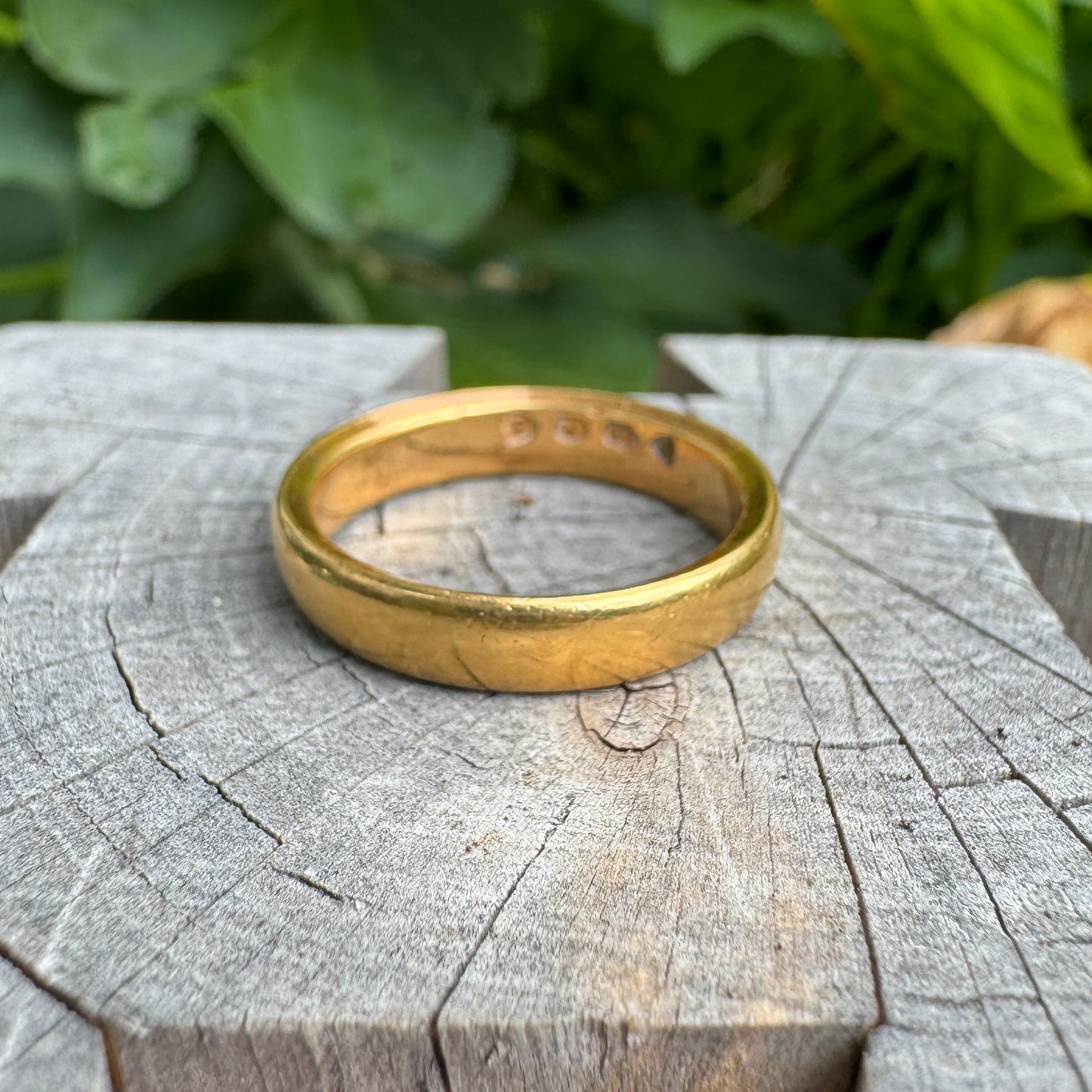 Antique Victorian 22ct yellow gold band, 4.25mm wide