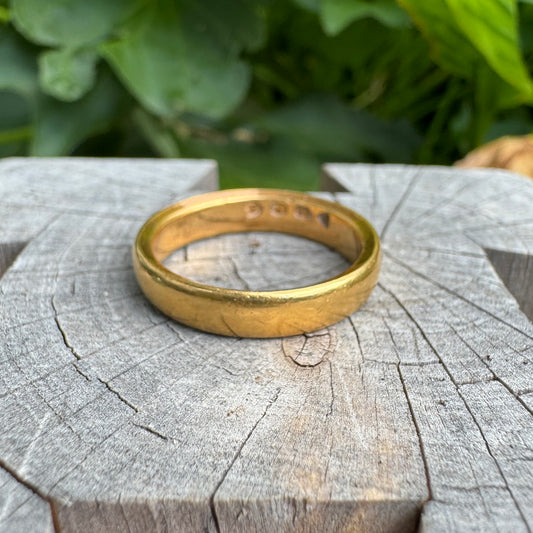 Antique Victorian 22ct yellow gold band, 4.25mm wide