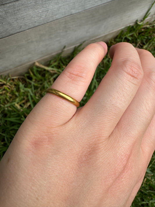 Vintage 22ct yellow gold band, 2.4mm wide, size I/4.25