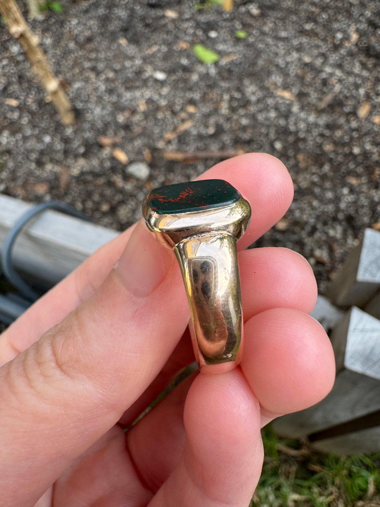 Antique Victorian 9ct rosy yellow gold bloodstone signet ring