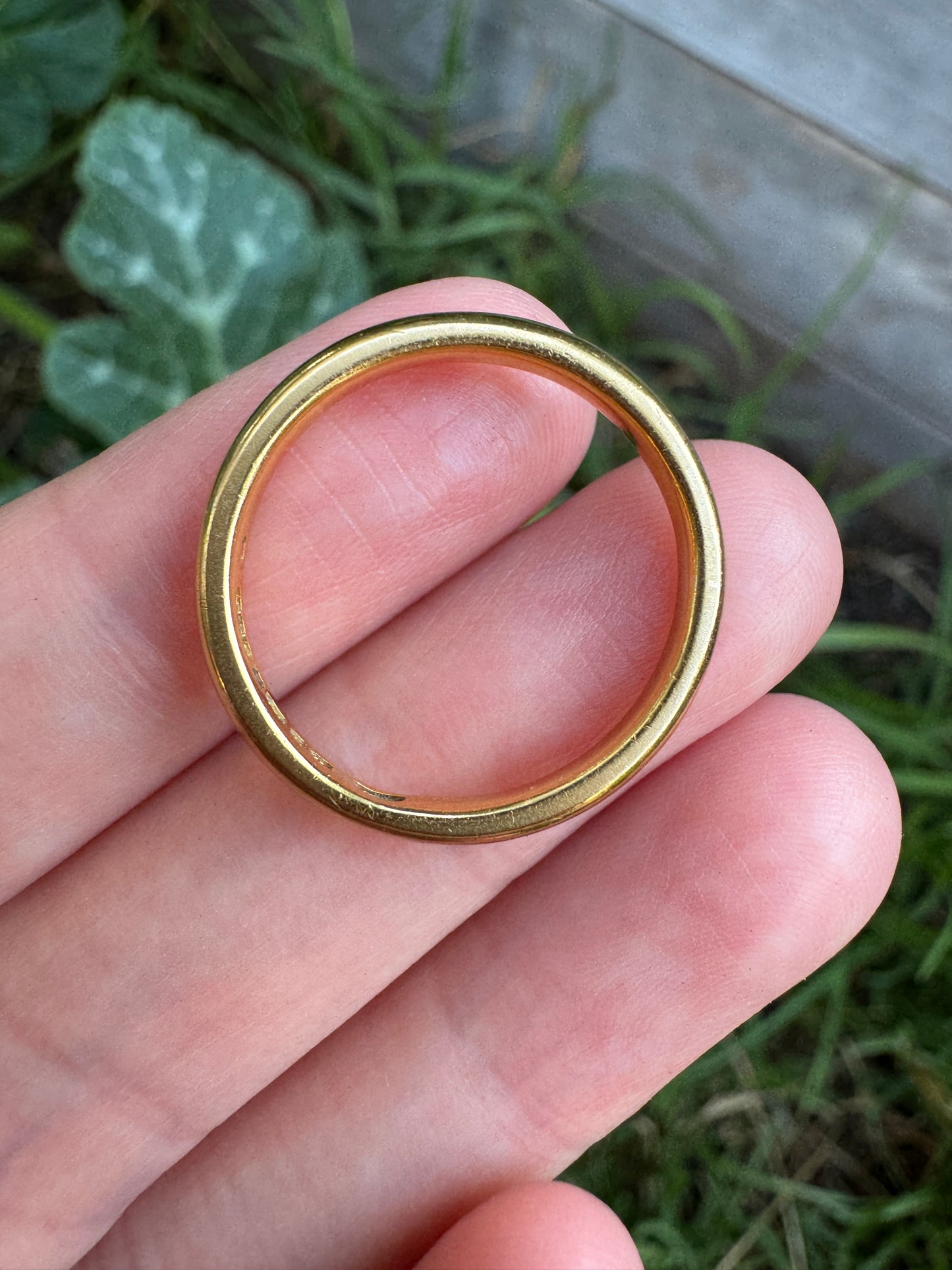 Vintage English 22ct yellow gold band, 2.7mm wide