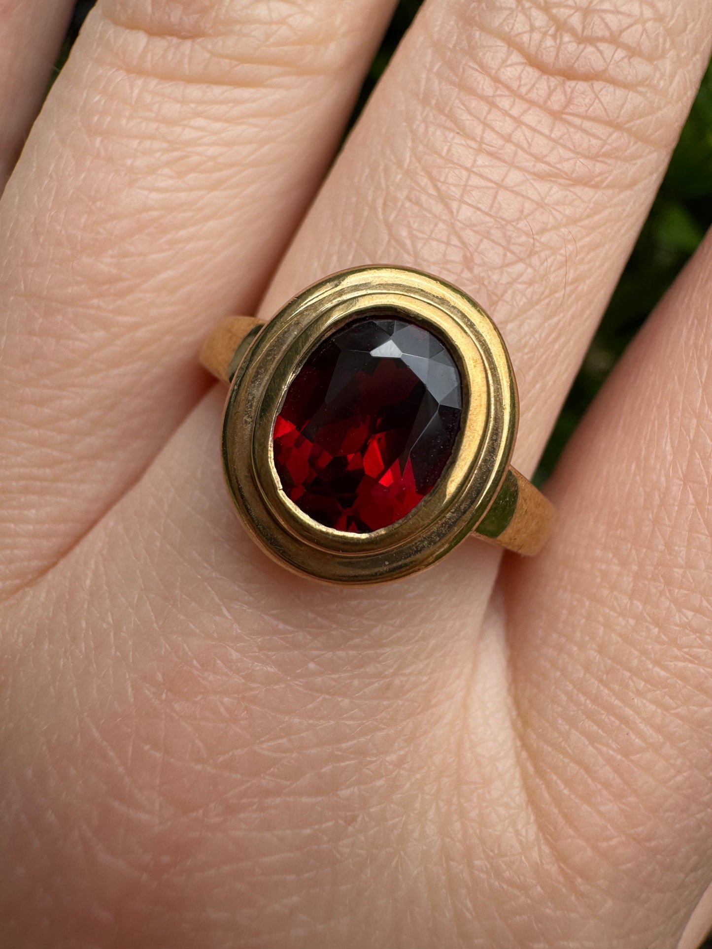 Vintage 9ct yellow gold 2.2ct garnet bezel set ring