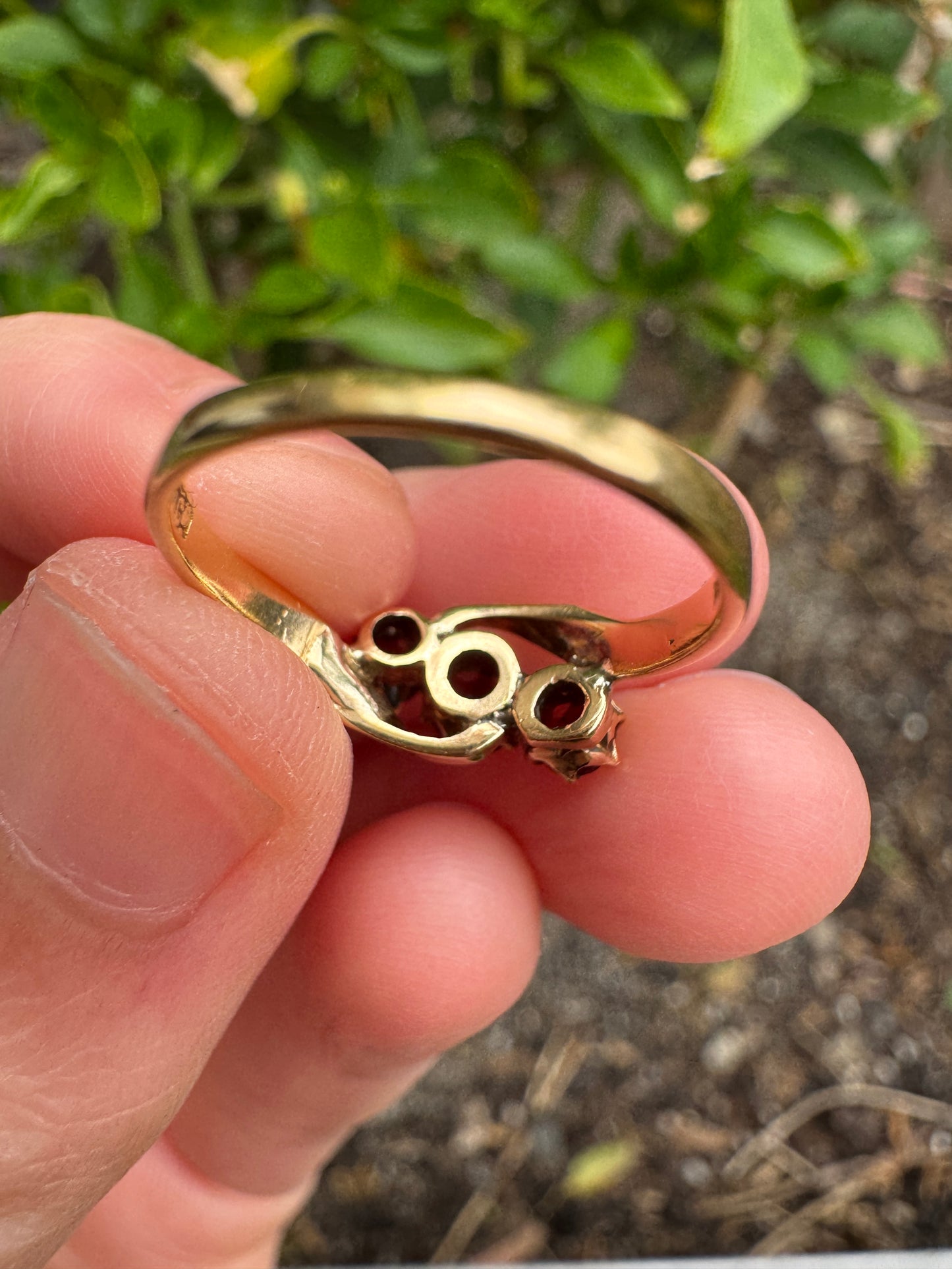 Antique Australian 18ct yellow gold three stone 0.46ct TCW garnet crossover ring