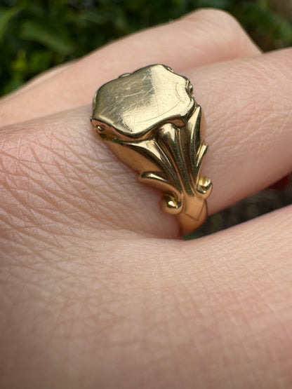 Antique Canadian 14ct yellow gold shield signet ring