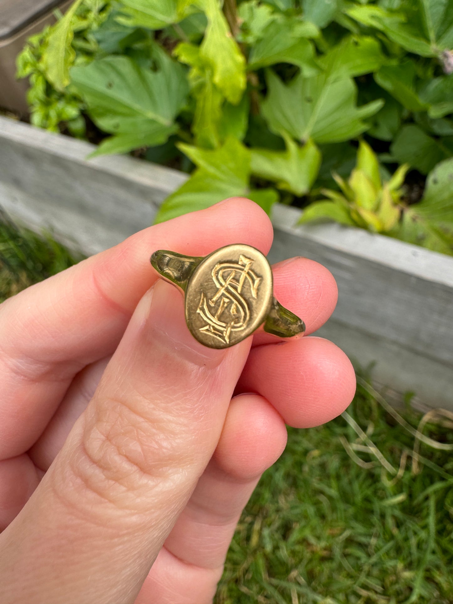 Antique 18ct yellow gold oval initial signet
