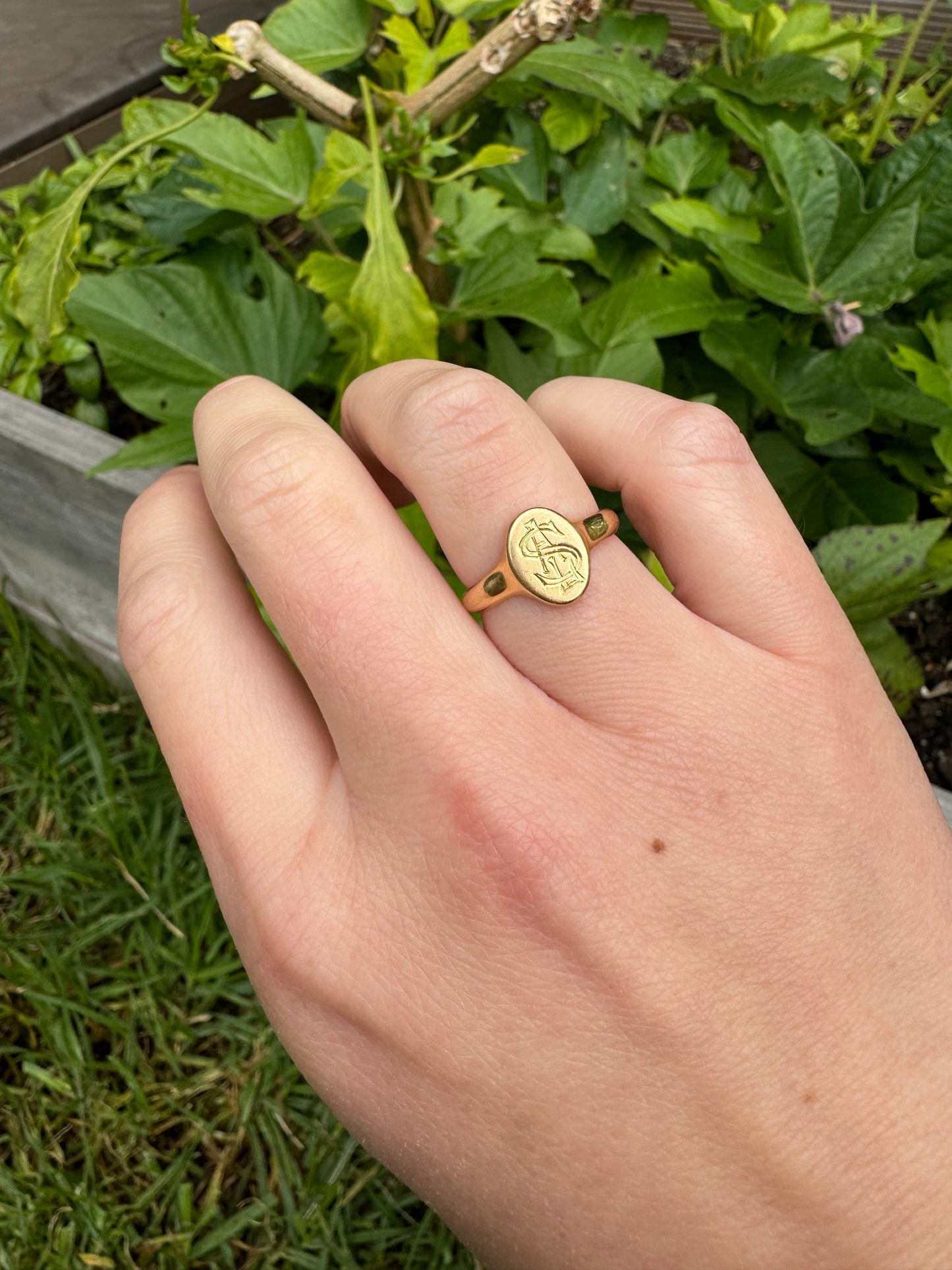 Antique 18ct yellow gold oval initial signet