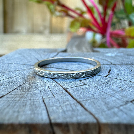 Vintage platinum diamond pattern engraved band